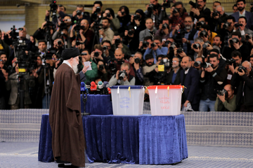 رہبر انقلاب اسلامی نے اپنا ووٹ کاسٹ کیا